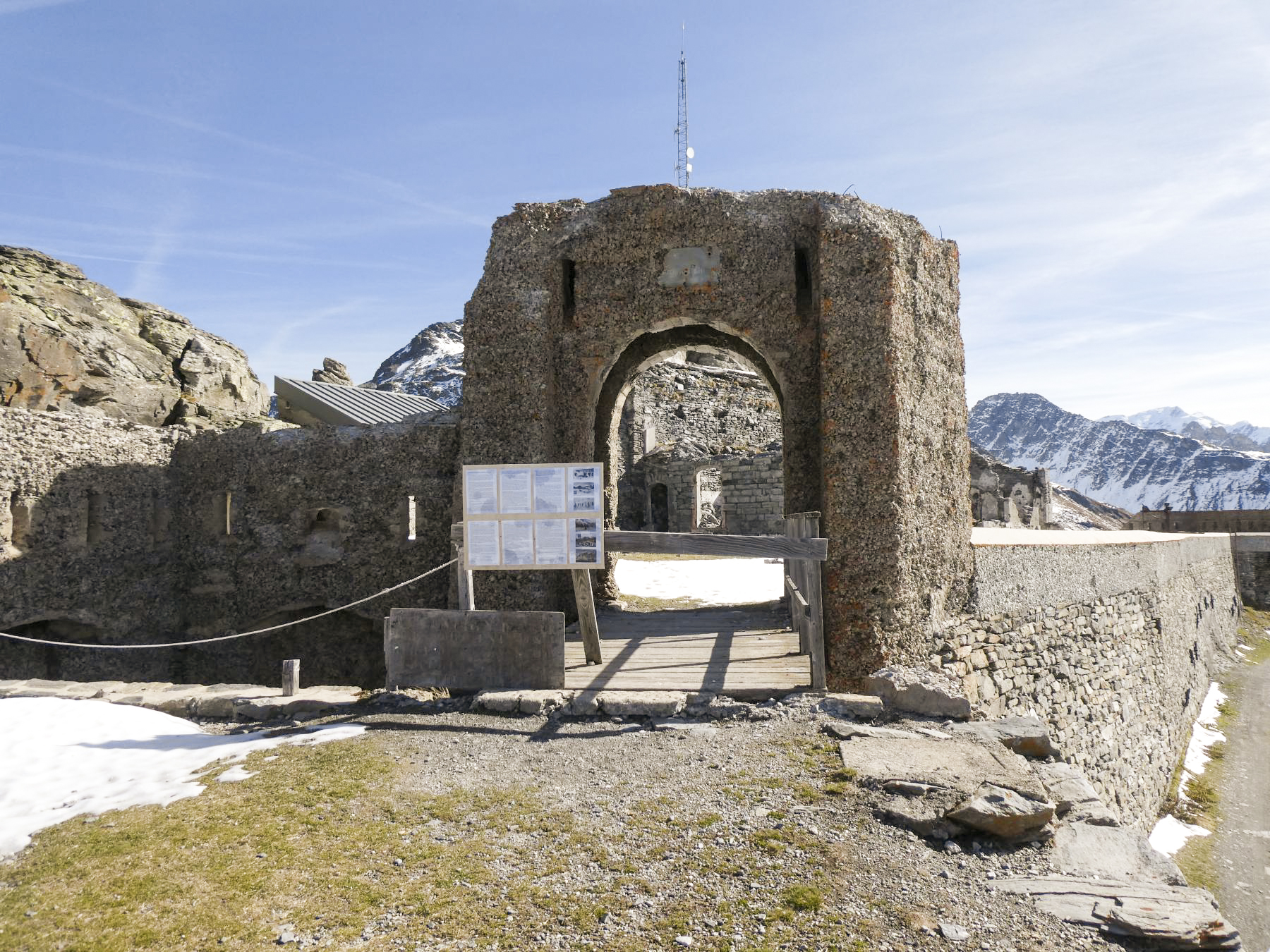 Ligne Maginot - REDOUTE RUINEE - (Ouvrage d'infanterie) - L'entrée de la redoute - ELLENA Daniel - CUNY Philippe