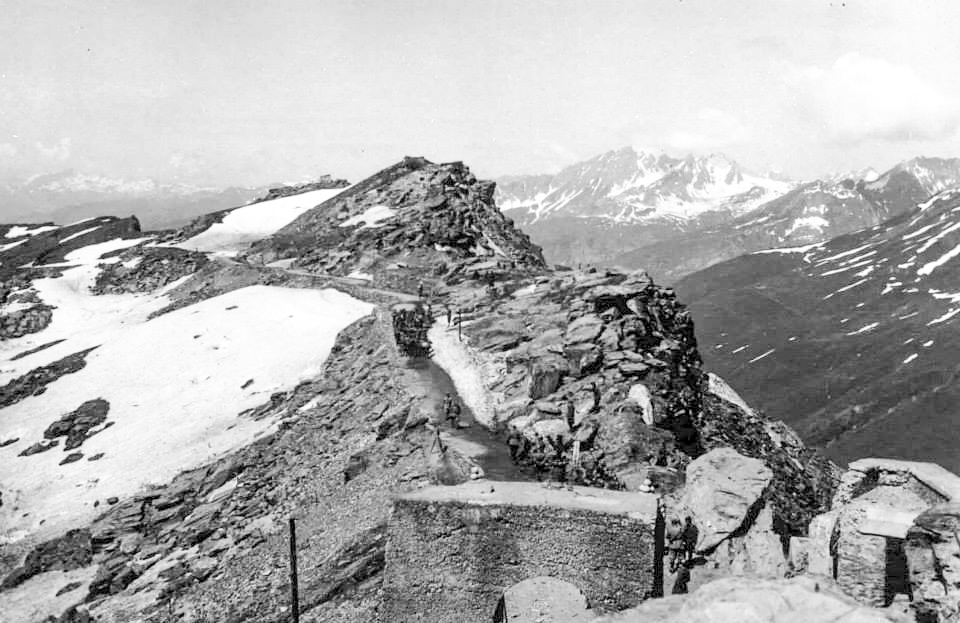 Ligne Maginot - REDOUTE RUINEE - (Ouvrage d'infanterie) - L'avant poste le 02 juillet 1940
La colonne française s'éloigne, libre. - Inconnu