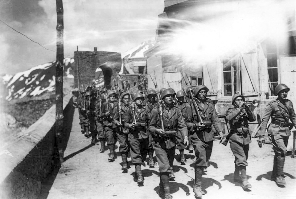 Ligne Maginot - REDOUTE RUINEE - (Ouvrage d'infanterie) - L'avant poste le 02 juillet 1940
L'entrée des troupes italiennes  - Inconnu