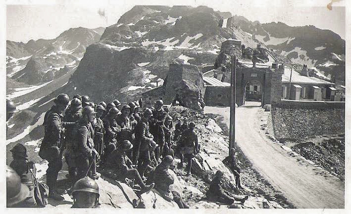 Ligne Maginot - REDOUTE RUINEE - (Ouvrage d'infanterie) - Eléments du 70° BAF devant l'ouvrage de la Redoute Ruinée - Inconnu