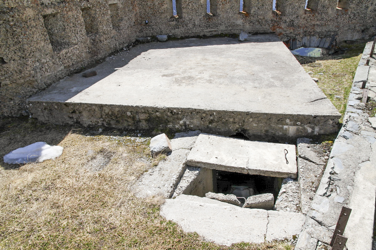 Ligne Maginot - REDOUTE RUINEE - (Ouvrage d'infanterie) - Bastion sud
Blockhaus mitrailleuse-FM - Alain Perouffe