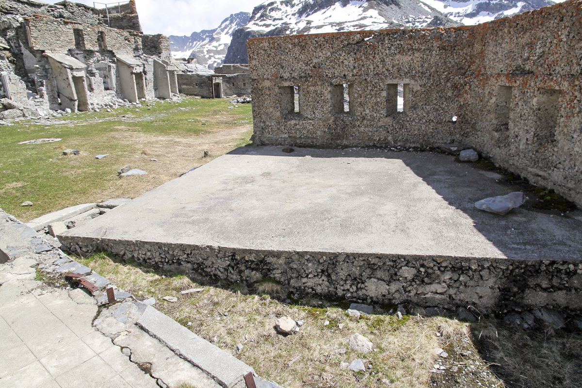 Ligne Maginot - REDOUTE RUINEE - (Ouvrage d'infanterie) - Bastion sud. 
Blockhaus mitrailleuse-FM - Alain Perouffe