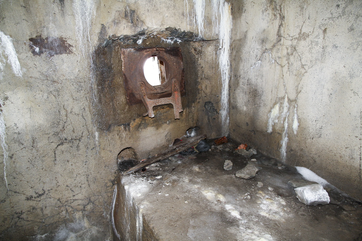 Ligne Maginot - REDOUTE RUINEE - (Ouvrage d'infanterie) - Emplacement de la mitrailleuse tirant sur le Col du Petit Saint-Bernard - Alain Perouffe
