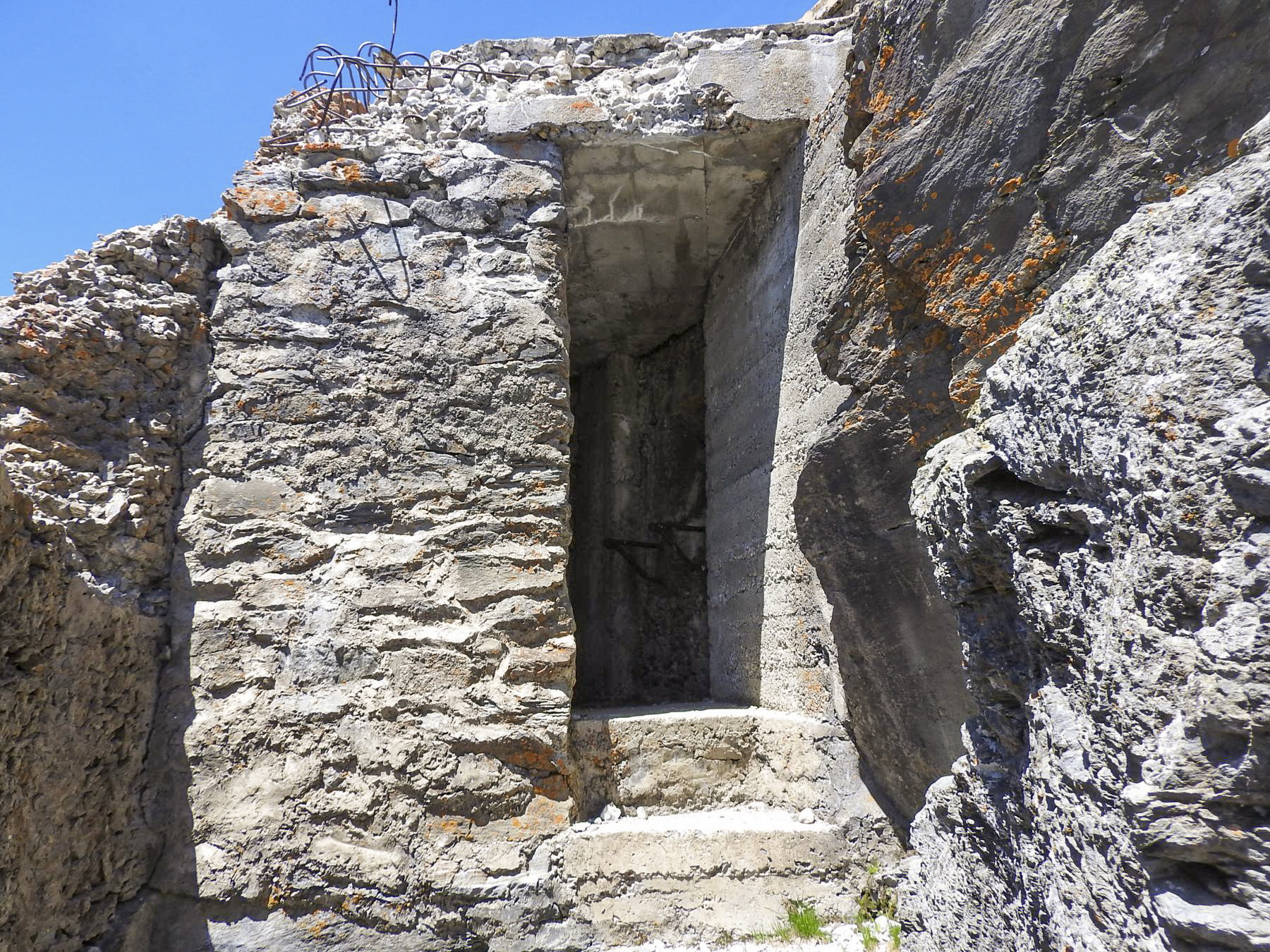 Ligne Maginot - REDOUTE RUINEE - (Ouvrage d'infanterie) - L'entrée du blockhaus pour FM Ouest - STENGER Mathieu