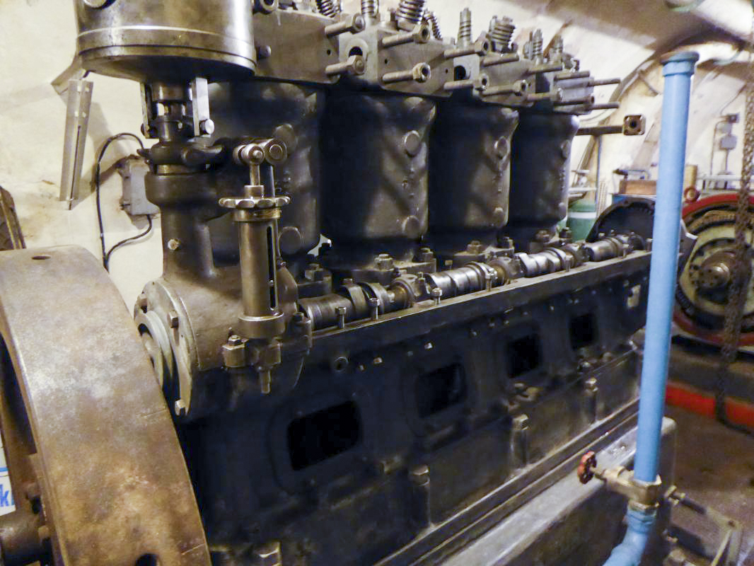 Ligne Maginot - BOUSSE - A24 - (Ouvrage d'infanterie) - La centrale électrique
Groupes électrogènes à moteur SMIM type 4 SR 18 de 85 CV - ELLENA-CUNY
