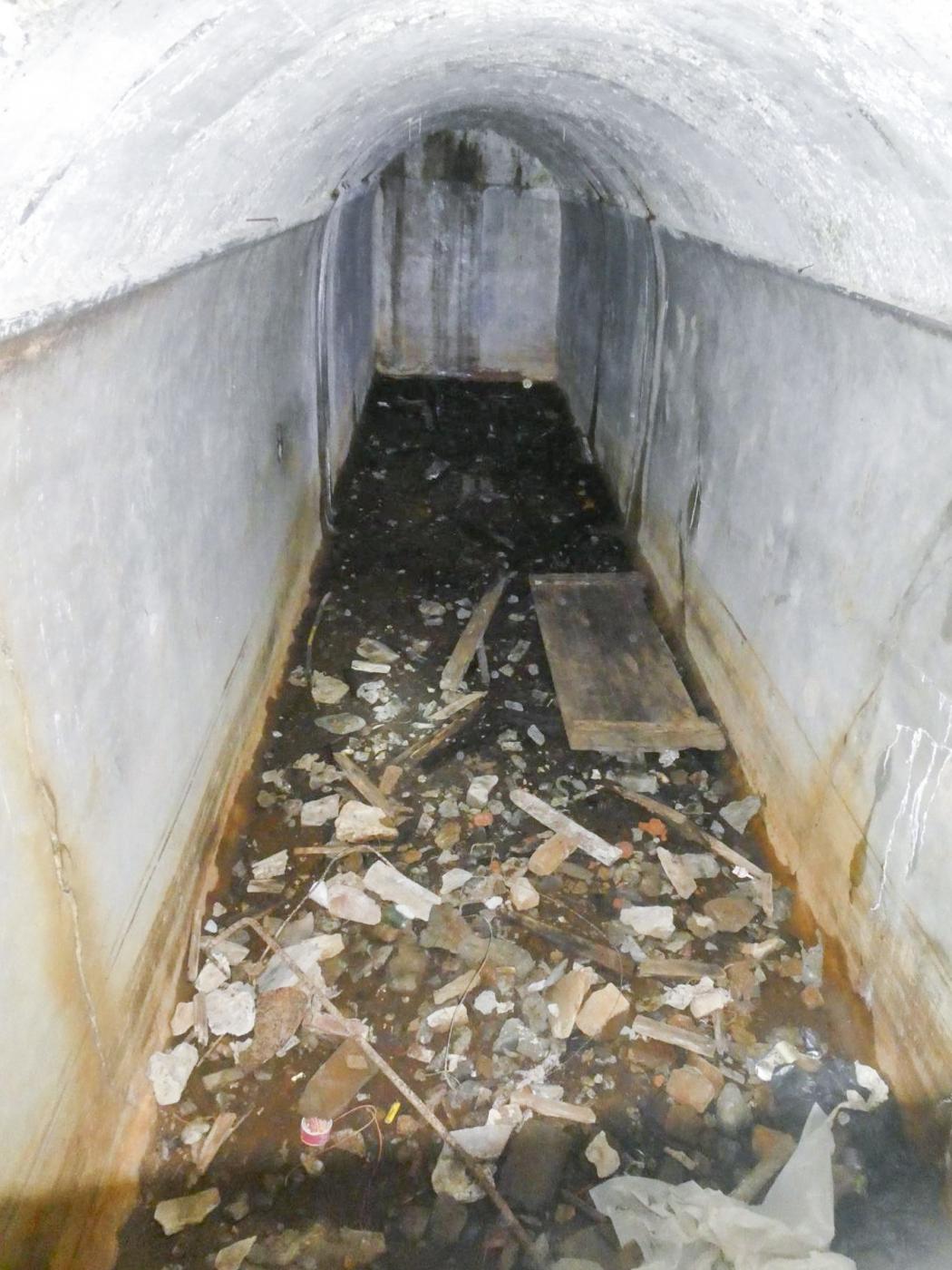 Ligne Maginot - REDOUTE RUINEE - (Ouvrage d'infanterie) - Seconde entrée de l'abri sous roc (Galerie C-D construite vers 1935). - ELLENA Daniel - CUNY Philippe