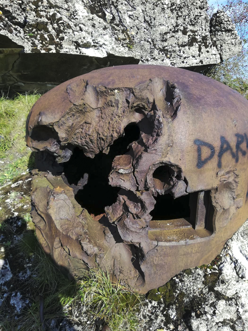 Ligne Maginot - EINSELING SUD - C73 - (Casemate d'infanterie) - Détail des impact sur la cloche GFM - Blackmamba73