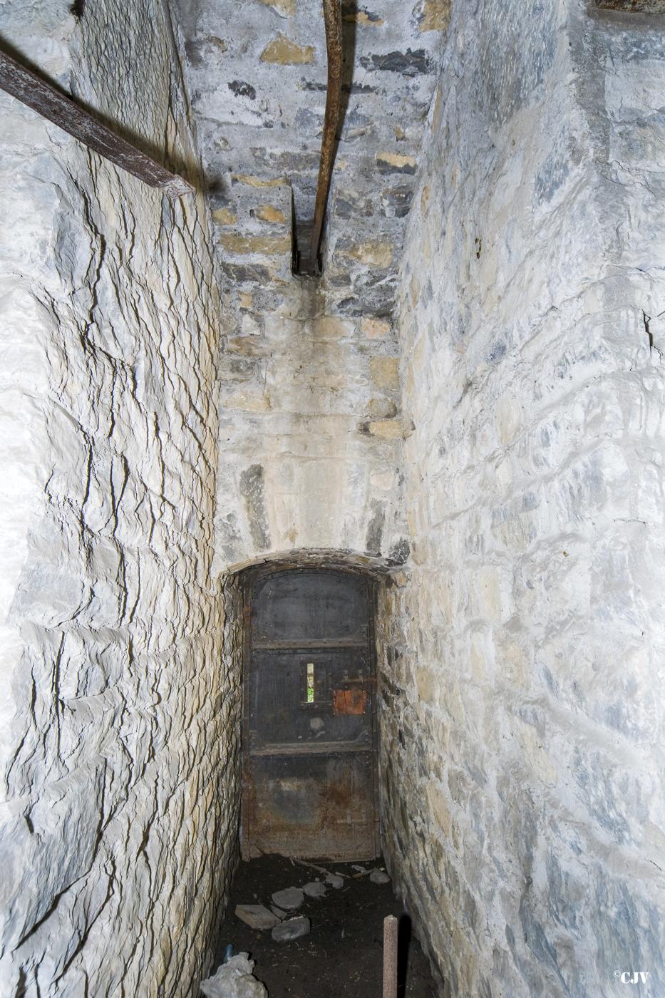Ligne Maginot - LE TRUC - (Position d'artillerie préparée) -  La porte sous le pont - Lia VERMEULEN