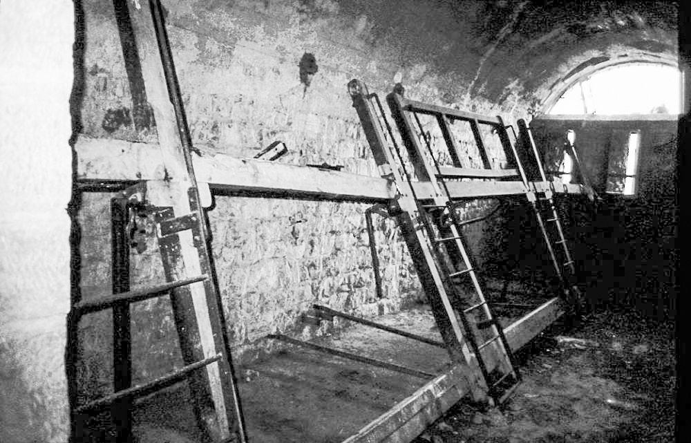 Ligne Maginot - LE TRUC - (Position d'artillerie préparée) - Des châlits destinés à la troupe - LOVINY Alain