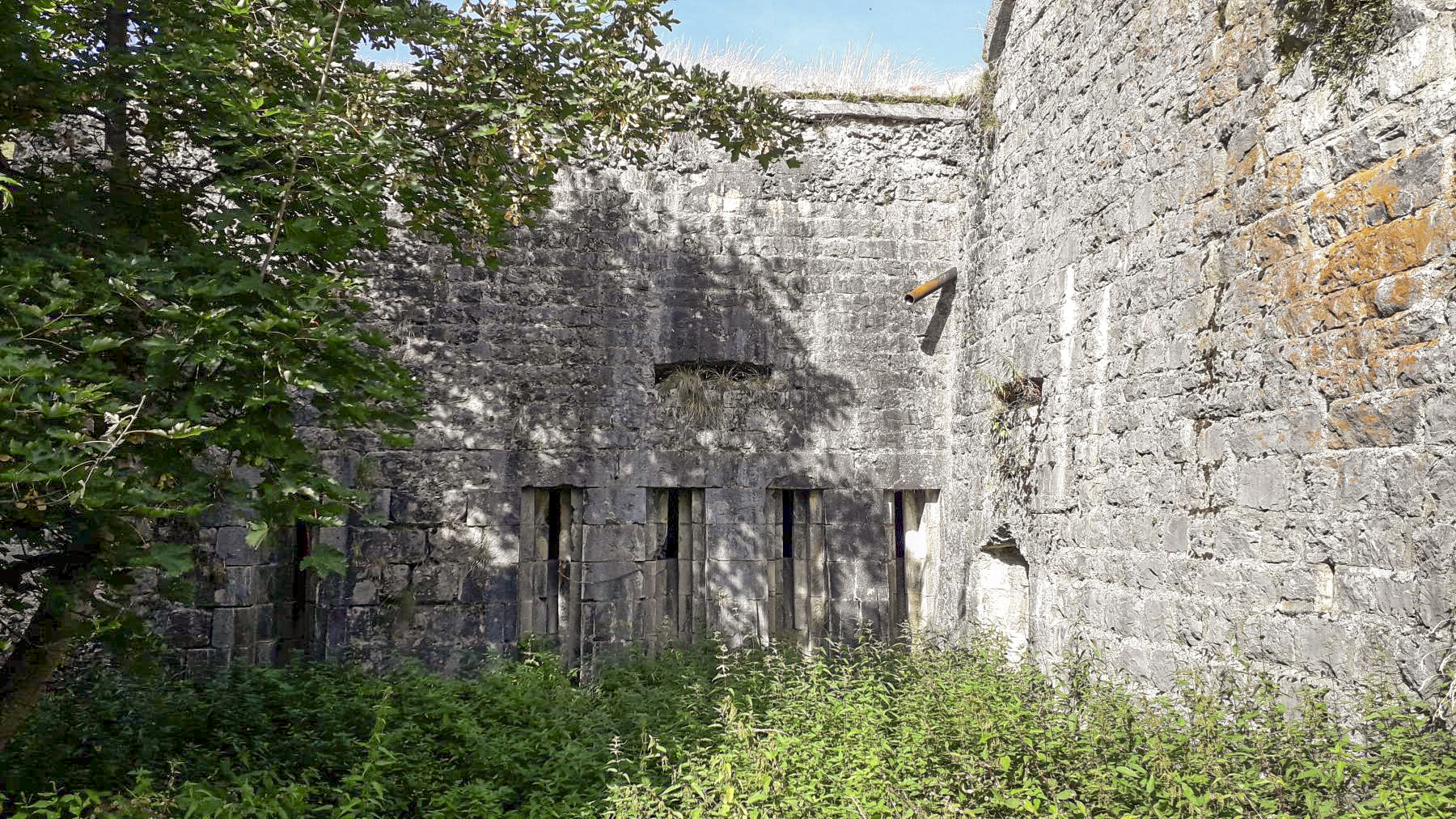 Ligne Maginot - LE TRUC - (Position d'artillerie préparée) - La caponnière double depuis le fossé ouest - M.Vérilhac