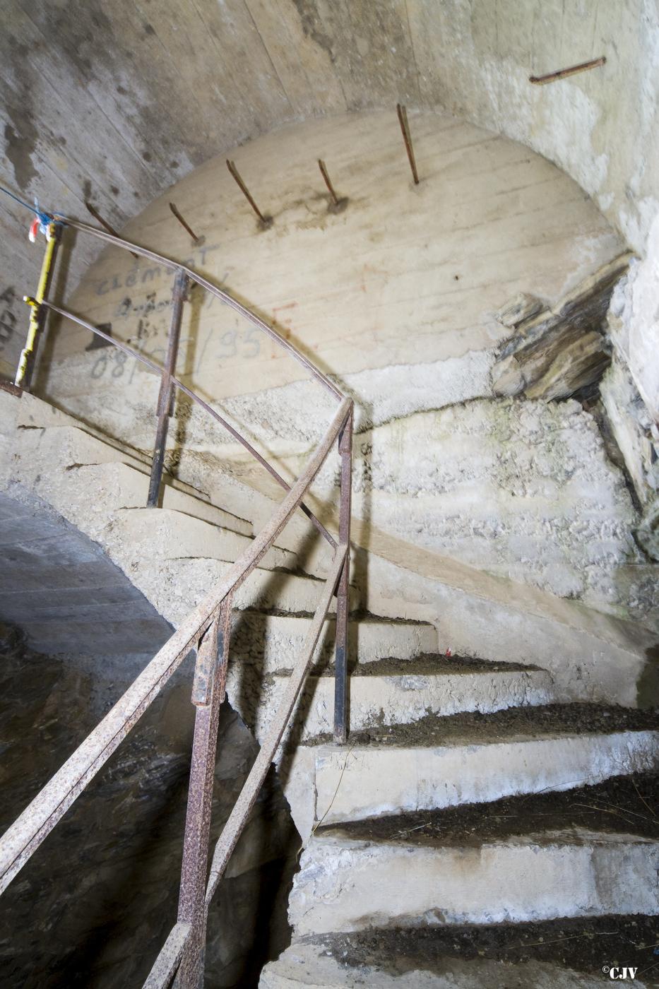 Ligne Maginot - LE TRUC - (Position d'artillerie préparée) -  L'escalier vers le magasin sous roc - Lia VERMEULEN