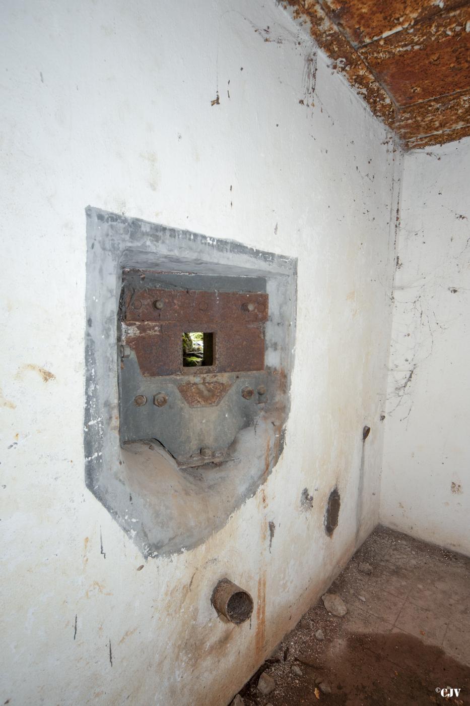 Ligne Maginot - ROUTE D'OTTANGE EST - C31 - (Casemate d'infanterie - Simple) - Créneau pour défense rapproché  - Lia Vermeulen
