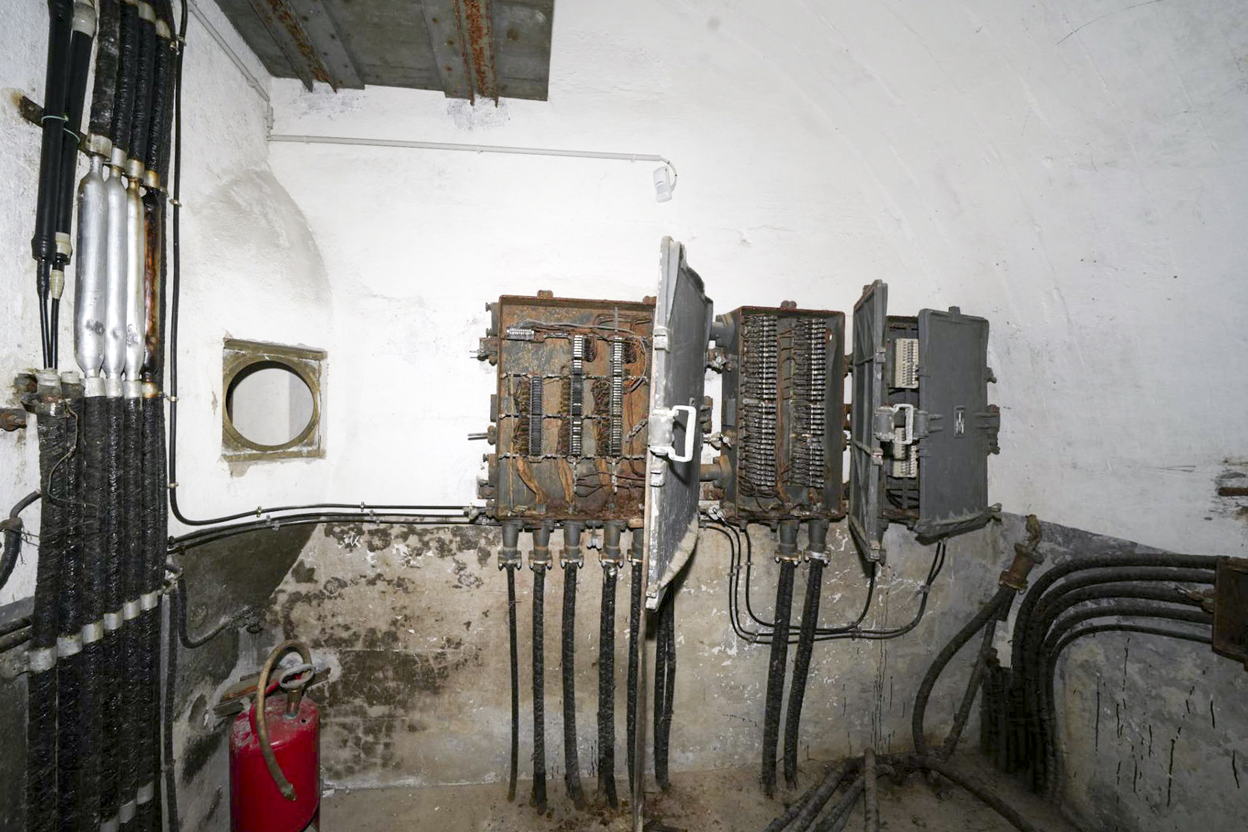 Ligne Maginot - VULMIS OU VULMIX - (Position d'artillerie préparée) - Central téléphonique installé dans l'ancien magasin à poudre caverne - duomaxw