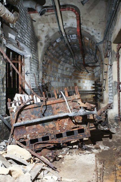 Ligne Maginot - AUMETZ - A7 - (Ouvrage d'infanterie) - L'usine électrique 
Vestige de moteur Renault 6 cylindres, gisant dans le couloir suite aux opération inachevées de démantèlement. - www.arnaultjl-photo.com