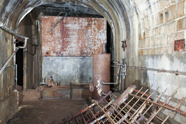 Ligne Maginot - AUMETZ - A7 - (Ouvrage d'infanterie) - Amorce de galerie vers l'ouvrage définitif projeté mais jamais réalisé transformée en local à réserves d'eau. - www.arnaultjl-photo.com
