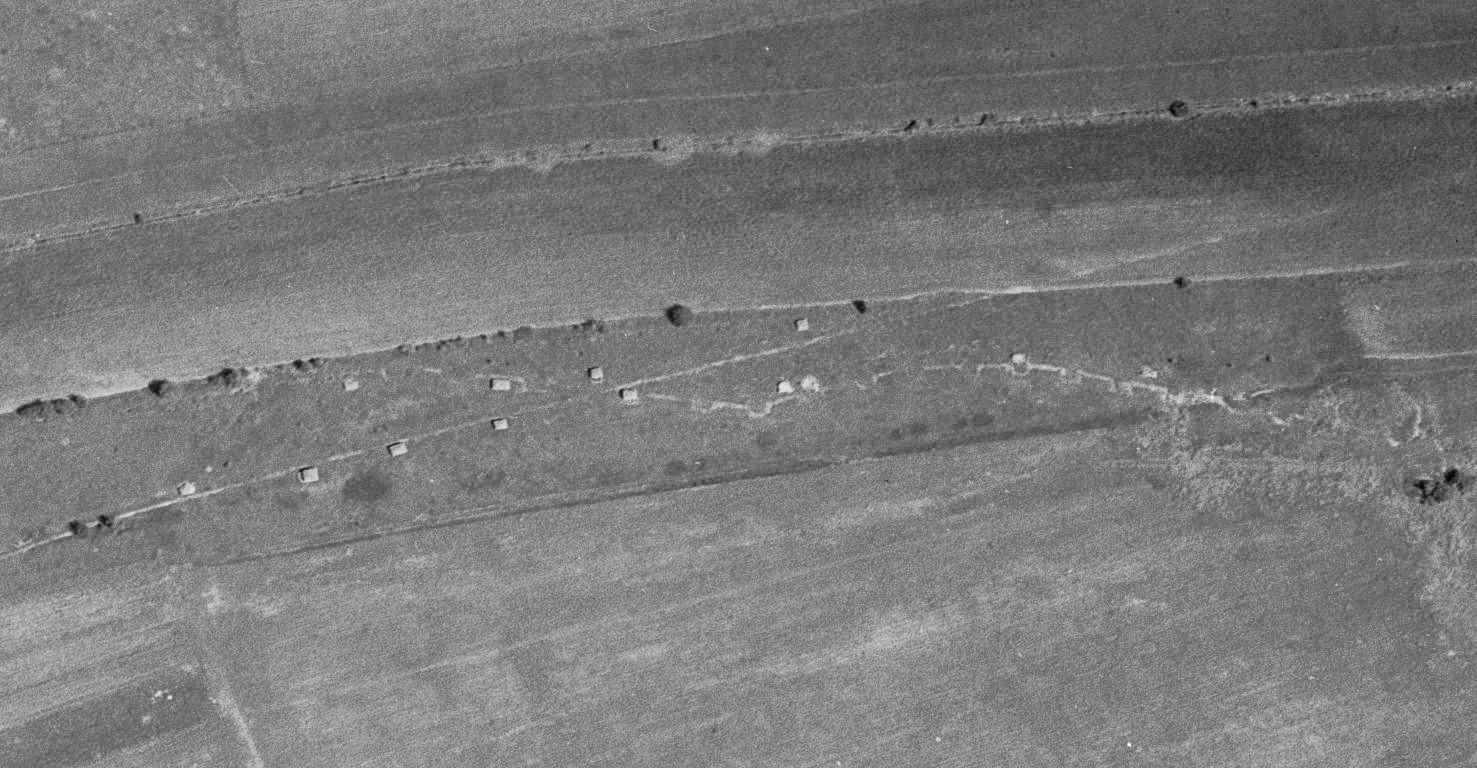 Ligne Maginot - DB112 - (Blockhaus pour canon) - Vue aérienne de la zone où est située le bloc Db112. De nombreux blocs inconnu sont visibles, ainsi que les tracés de tranchées. - IGN