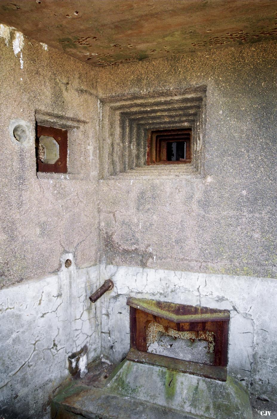 Ligne Maginot - FOND D'HAVANGE - C34 - (Casemate d'infanterie - Simple) - Les créneaux pour mitrailleuses et FM en facade, et en partie basse, le créneau pour mortier de 50 mm mle 35 - Lia VERMEULEN