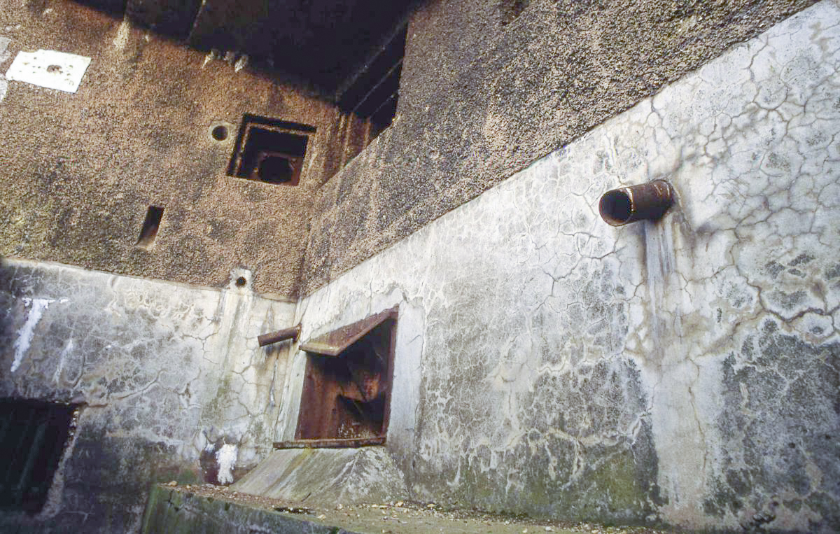 Ligne Maginot - FOND D'HAVANGE - C34 - (Casemate d'infanterie - Simple) - Depuis le fond du fossé diamant - Valentin Hemmert