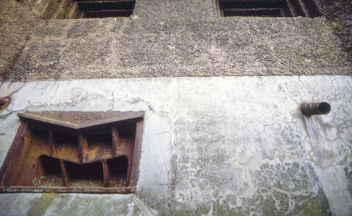 Ligne Maginot - FOND D'HAVANGE - C34 - (Casemate d'infanterie - Simple) - Depuis le fond du fossé diamant - Valentin Hemmert