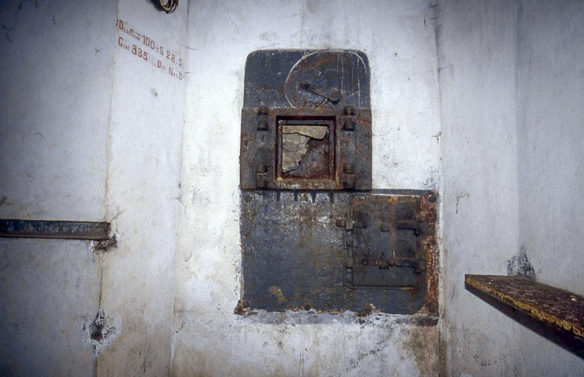 Ligne Maginot - FOND D'HAVANGE - C34 - (Casemate d'infanterie - Simple) - L'étage inférieur
Le créneau du mortier - Valentin Hemmert