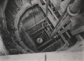 Ligne Maginot - METRICH - A17 - (Ouvrage d'artillerie) - Construction de l'ouvrage par la société La Construction Générale
Photo prise aux environs de 1932
Descente du béton par le puits de service