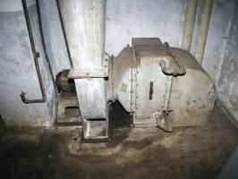 Ligne Maginot - GROS BOIS - X1 (QUARTIER LUDELANGE - I/128°RIF) - (Abri) - L'aérorefroidisseur
Utilisé pour refroidir l'eau des moteurs des groupes électrogènes de l'usine électrique 