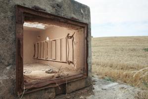 Ligne Maginot - 85M (Chambre de coupure) - Lintérieur de cette chambre de coupure offre une exiguïté peu commune, propre aux modèles de taille réduite.

Non visible sur la photo, les fixations murales pour du petit appareillage téléphonique sont encore présentes.