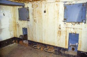 Ligne Maginot - BOIS DE KANFEN OUEST - C42 - (Casemate d'infanterie - Simple) - Chambre de tir avec deux créneaux. 
Le créneau de gauche est doté d'un bi-rail supportant le canon de 37 qui pouvait être échangé avec un jumelage de mitrailleuses Reibel. Le créneau de droite était doté d'un jumelage de mitrailleuses Reibel
