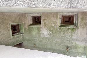 Ligne Maginot - BOIS DE KANFEN OUEST - C42 - (Casemate d'infanterie - Simple) - Créneaux de la chambre de tir
A gauche, -creau FM de défernse des abords et créneau FM de pied pour la couverture du fossé
Au milieu, créneau pour jumelage de mitrailleuses Reibel 
A droite, créneau pour jumelage de mitrailleuses Reibel interchangeable avec un canon de 37 mm antichar