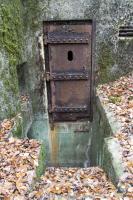 Ligne Maginot - BOIS DE KANFEN EST - C43 - (Casemate d'infanterie) - Entrée de la casemate. 
Noter que le fossé diamant ne court pas le long de la casemate mais couvre seulement l'espace devant la porte.
