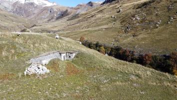 Ligne Maginot - SELOGES - (Ouvrage d'infanterie) - Bloc d'entrée et bloc 1
A l'arrière plan, la vallée de la ville des Glaciers ou débouche le col de la Seigne