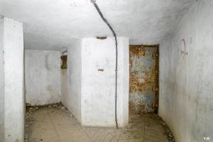 Ligne Maginot - SELOGES - (Ouvrage d'infanterie) - Bloc entrée
La porte d'entrée et le créneau pour le FM de défense des abords du bloc.
Le câble est l'arrivée du réseau téléphonique souterrain
