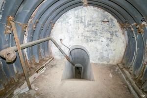 Ligne Maginot - SELOGES - (Ouvrage d'infanterie) - Bloc 4
le débouché de l'escalier dans le bloc
Tuyau d'amenée d'air et prise pour téléphone