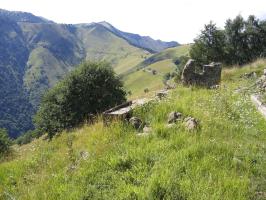 Ligne Maginot - LA BEOLE (BE) - (Ouvrage d'infanterie) - Vue prise depuis les dessus de l'ouvrage en direction de Plan Caval. 
Au premier plan les ruines du casernement de paix.