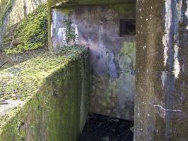 Ligne Maginot - METRICH NORD - C50 - (Casemate d'infanterie - Simple) - Vue du fossé. Sur le mur du fond les débouchés du tube lance grenade sur la gauche et l'évacuation des douilles sous le créneau du FM. 
Noter les supports destinés soit à un camouflage, soit à une rambarde de protection.