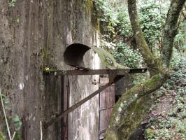 Ligne Maginot - HUMMERSBERG NORD - C53 - (Casemate d'infanterie - Simple) - Support du projecteur
Le projecteur blindé n'a pas été installé, seul subsiste le support du projecteur provisoire