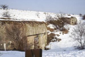 Ligne Maginot - PETERSBERG - X4 - (Abri actif) - Vue des deux blocs entrée.
Le bloc au premier plan est armé d'une cloche JM.