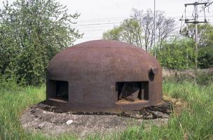 Ligne Maginot - HESTROFF - X29 - (Abri) - L'une des deux cloches GFM de l'abri.
On aperçoit à l'arrière plan les caténaires de la ligne de chemin de fer