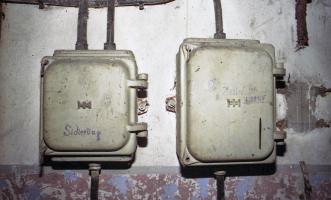 Ligne Maginot - LANGHEP NORD - C63 - (Casemate d'infanterie - Simple) - Inscriptions allemandes sur coffrets électriques 
