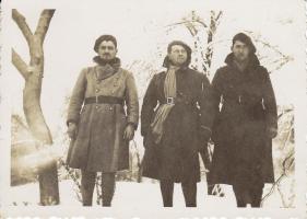 Ligne Maginot - LANGHEP SUD - C64 - (Casemate d'infanterie - Simple) - Hiver 1940 
L’adjudant chef Beaury accompagné de deux inconnus . a remarquer le numero du 161° sur la capote.
