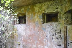 Ligne Maginot - LANGHEP SUD - C64 - (Casemate d'infanterie - Simple) - Les créneaux
Noter les impacts de tirs et le reste de peinture camouflée.