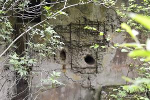 Ligne Maginot - LANGHEP SUD - C64 - (Casemate d'infanterie - Simple) - Noter les impacts de tirs et le reste de peinture camouflée.