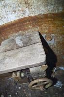 Ligne Maginot - LANGHEP SUD - C64 - (Casemate d'infanterie - Simple) - La première cloche GFM
Le siège du guetteur et la manivelle de réglage de la hauteur du plancher de la cloche
