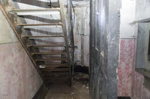 Ligne Maginot - LANGHEP SUD - C64 - (Casemate d'infanterie - Simple) - Le couloir inférieur
A droite le central téléphonique qui a pris la place des latrines d'origine, la fosse septique étant juste en dessous. La casemate C63, n'ayant pas elle de central téléphonique a ses latrines installées à cet endroit.
