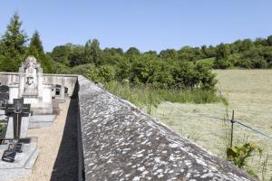 Ligne Maginot - CB74 - CIMETIERE DE SENTZICH - (Blockhaus pour arme infanterie) - Vue depuis le cimetière de Sentzich.
Le blockhaus est en partie remblayé et peu à peu submergé par la végétation.
