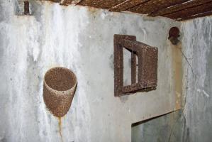 Ligne Maginot - CB118-C - OBERHEIDE 02 - (Blockhaus pour canon) - Goulotte pour grenades et support du ventilateur type A30M