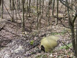 Ligne Maginot - BOIS DE LAUDREFANG SUD - C77 - (Casemate d'infanterie - Simple) - La cloche AM avec le blockhaus anti-char à l'arrière plan
