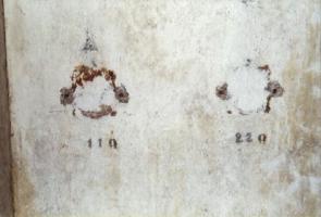 Ligne Maginot - FERME DU BOIS DU FOUR - O10 - (Observatoire d'artillerie) - Local radio.
La prise spécifique 220V pour le poste radio  ER 50F et une prise 110V de la distribution électrique normale