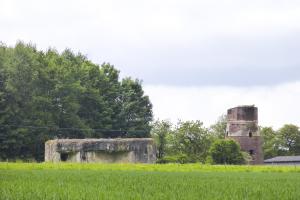 Ligne Maginot - MOULIN RICHARD EST - (Blockhaus lourd type STG / STG-FCR - Simple) - Photo prise dans son environnement à proximité de la tour ruinée de la Ferme Richard.