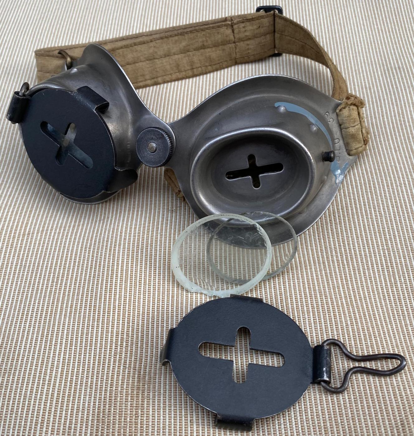 Ligne Maginot - Lunettes pour observateurs modèle 1939 Balland Luchaire (B-LU 1939) - Détail de la lunette volet retiré